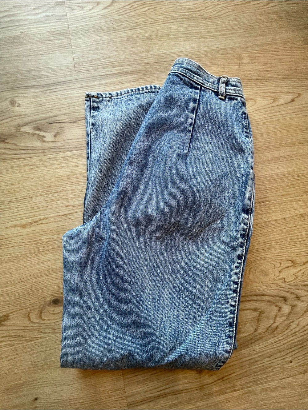 Vintage Bill Blass 1980’s-1990’s high-wasted pleated mom jeans- acid wash denim